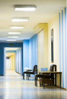 Corridor in a Centre-du-Québec hospital. The walls are blue and yellow and were painted by Peintre Drummondville.
