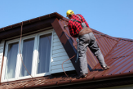 Master painter from Peintre Drummondville who repaints a roof.
