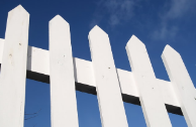 Belle clôture blanche extérieure, à Drummondville avec un magnifique ciel bleu en arrière plan.