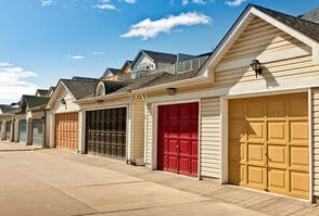 Beautiful garages that have been repainted by Peintre Drummondville.