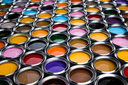 Une panoplie de pots de peinture ouverts, de différentes couleurs, à Drummondville.
