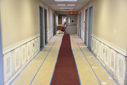 Corridor dans une tour d'habitation qui viens d'être repeints. Les peintres ont étendus au plancher un rouleau de papier afin de protéger le tapis. Les travaux ont été exécuté par Peintre Drummondville.